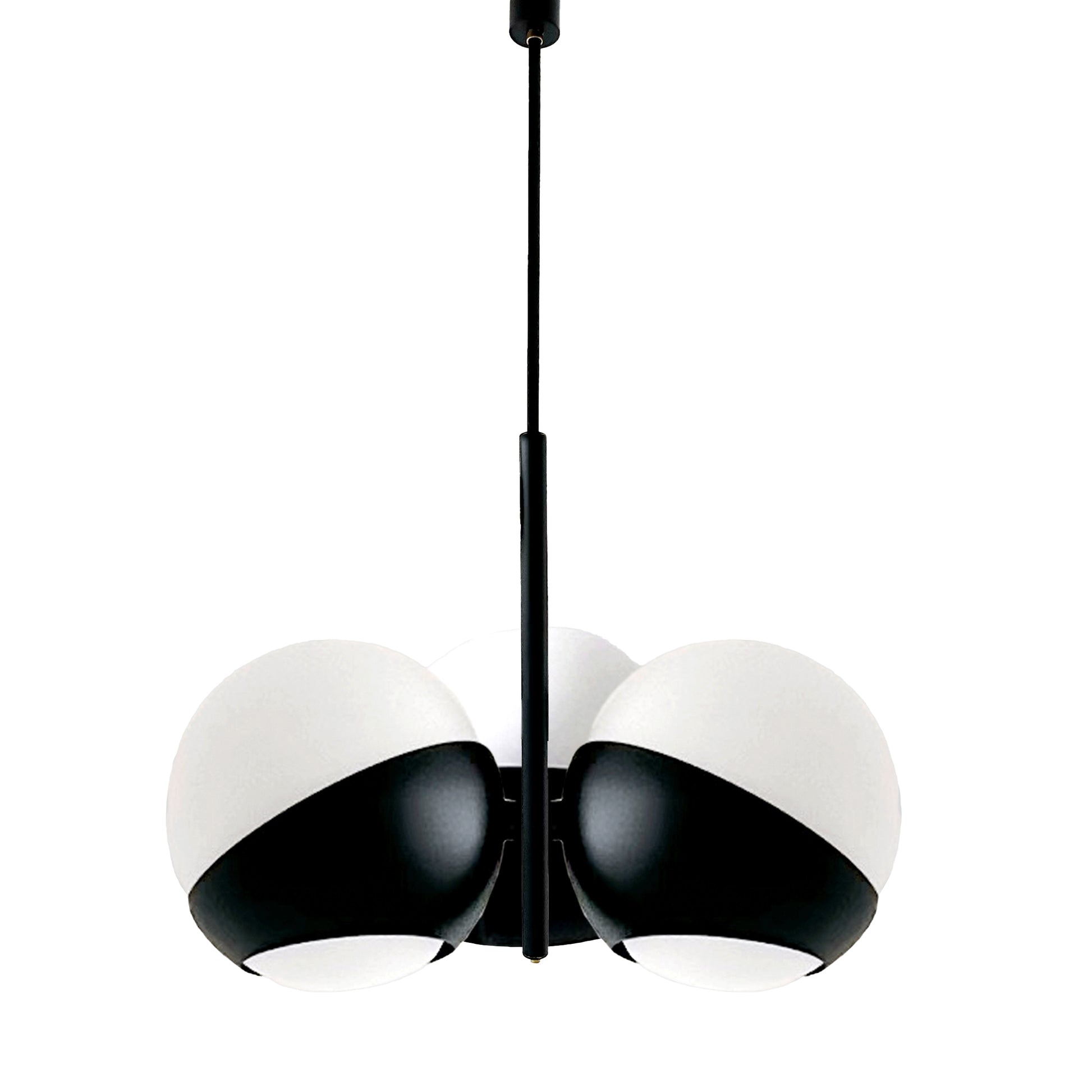 Lampada ATOLLO-3 a sospensione in ottone nero opaco con tre sfere in vetro Murano bianco, design moderno e minimale. Vista frontale su fondo bianco.