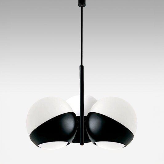 Lampada ATOLLO-3 a sospensione in ottone nero opaco con tre sfere in vetro Murano bianco, design moderno e minimale. Vista frontale.