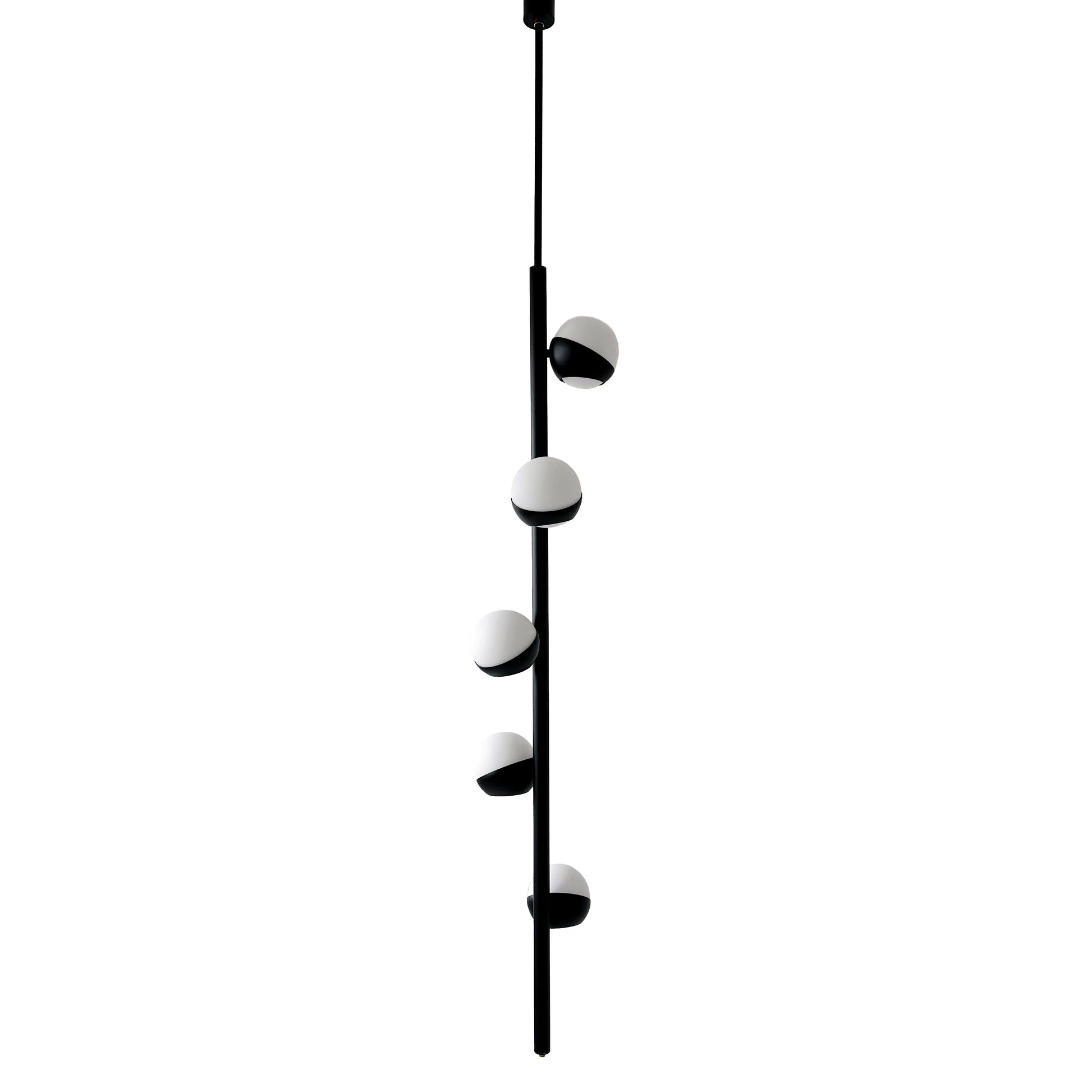 CRYSTAL TUBE lampada a sospensione moderna in ottone nero con 5 sfere di vetro Murano bianche, vista frontale completa su fondo bianco.