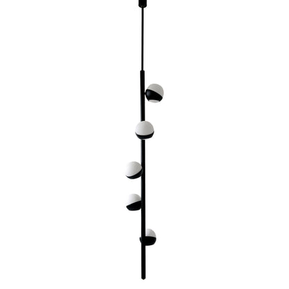 CRYSTAL TUBE lampada a sospensione moderna in ottone nero con 5 sfere di vetro Murano bianche, vista frontale completa su fondo bianco.